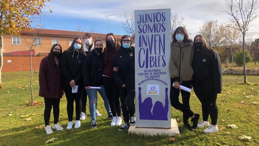 Estudiantes de Villalpando tras la lectura del manifiesto.