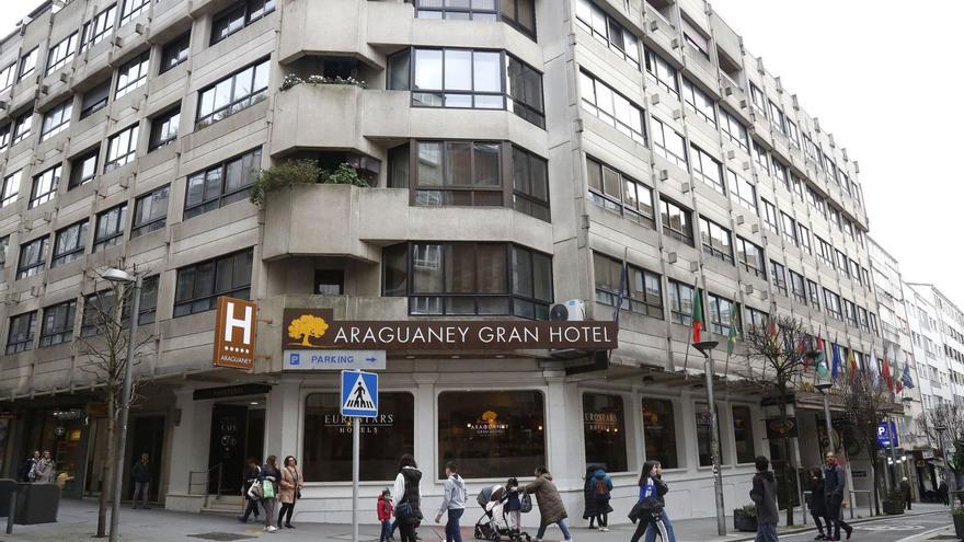 Fachada del Hotel Araguaney en la intersección entre las calles Montero Ríos y Alfredo Brañas.  Antonio hernández