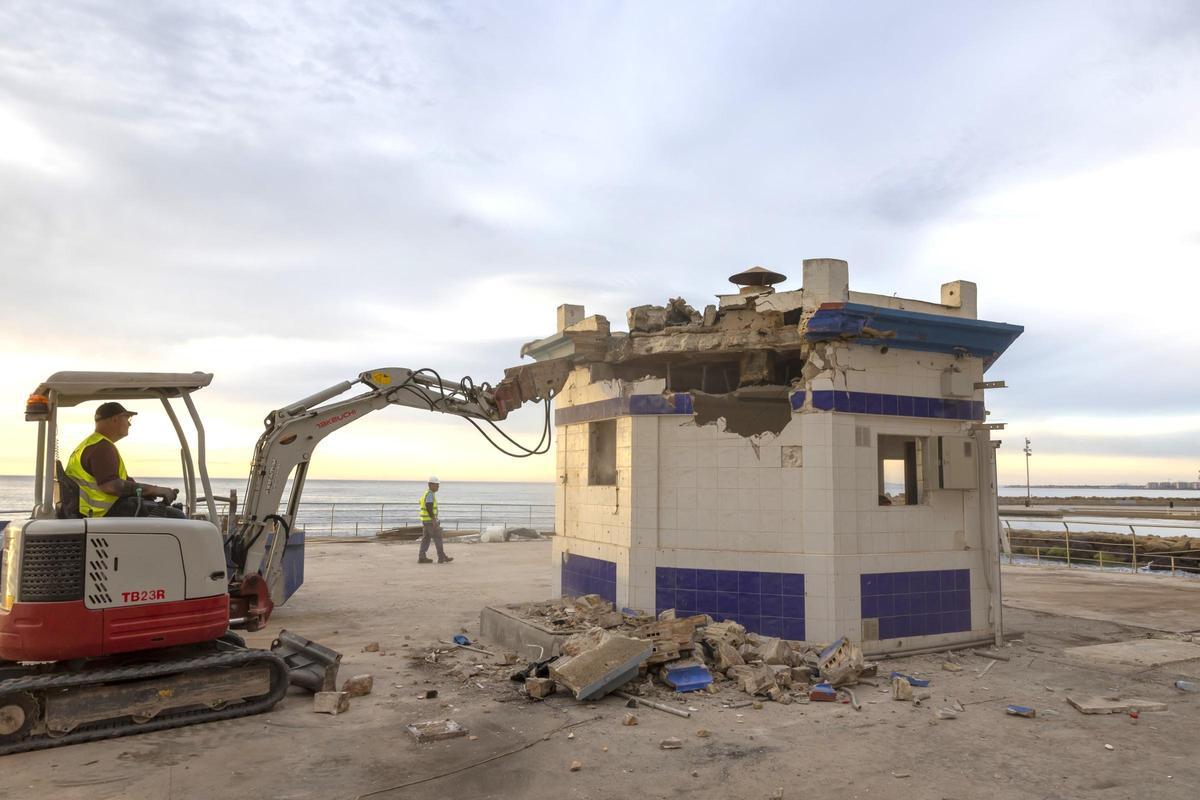 La última estampa de El Tintero. El kiosco ha sido demolido a primera hora de la mañana este martes por Costas