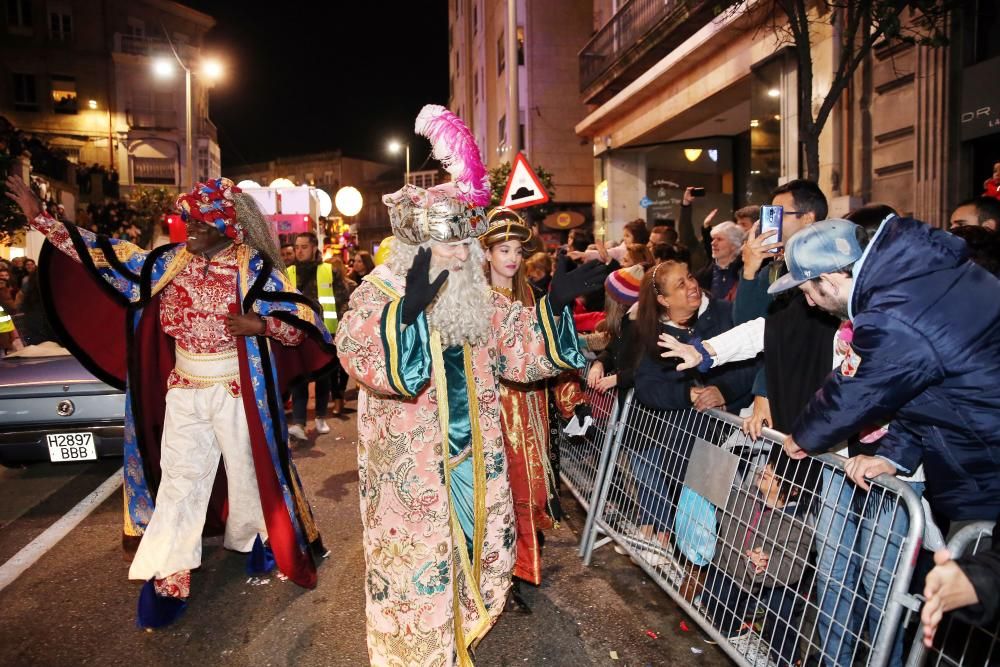 Miles de niños y niñas disfrutan junto a sus familias del desfile récord de la ciudad olívica. Melchor, Gaspar y Baltasar lanzaron caramelos desde sus carrozas.