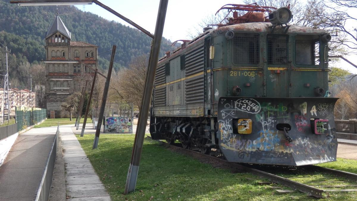 La locomotora 1002 que hi ha actualment a l&#039;estació de Ripoll