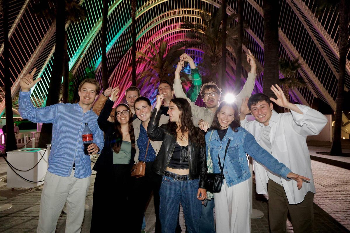 Asistentes a la reapertura de l'Umbracle el viernes por la noche en la Ciutat de les Arts.