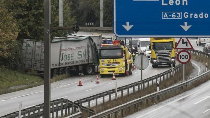 Retenciones en la autopista en Oviedo en dirección Gijón y Avilés tras atravesarse un camión