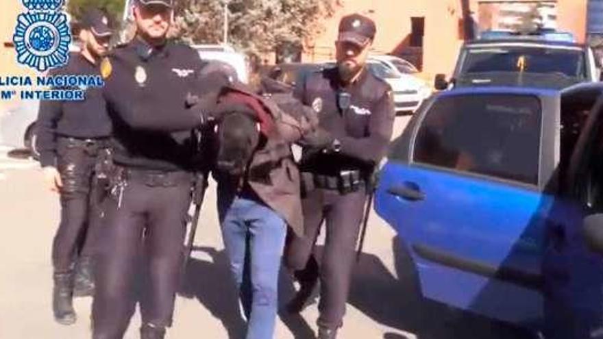 El joven detenido llega a la comisaría. // PolicÍa Nacional