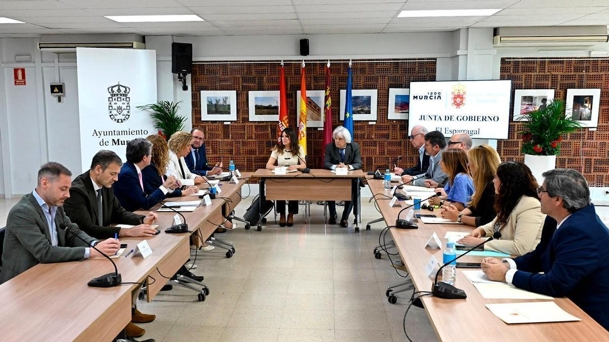 La alcaldesa Rebeca Pérez preside la Junta municipal junto a su padre y pedáneo de El Esparragal, Ángel Pérez, en el centro cultural de la pedanía.