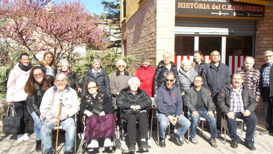 Els participants en la visita a la porta del museu