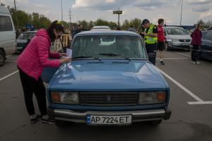 Uno de los vehículos en el cual un grupo de ucranianos ha llegado al centro de recepción de refugiados que se instaló en el estacionamiento de un centro comercial en Zaporiyia (Ucrania).