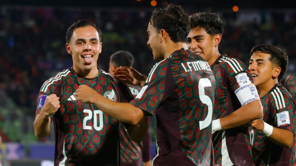 El mexicano Hugo Camberos celebra uno de sus goles contra Chile en los octavos de final del Mundial sub-20