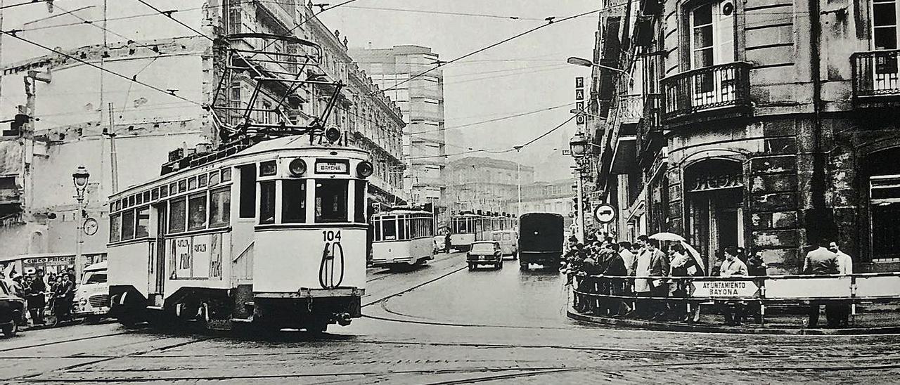 El tranvía Vigo-Baiona, descarrilado, en el cruce de Colón en 1968. 
Al fondo el edificio Rubira ya derribado.   | // MAGAR