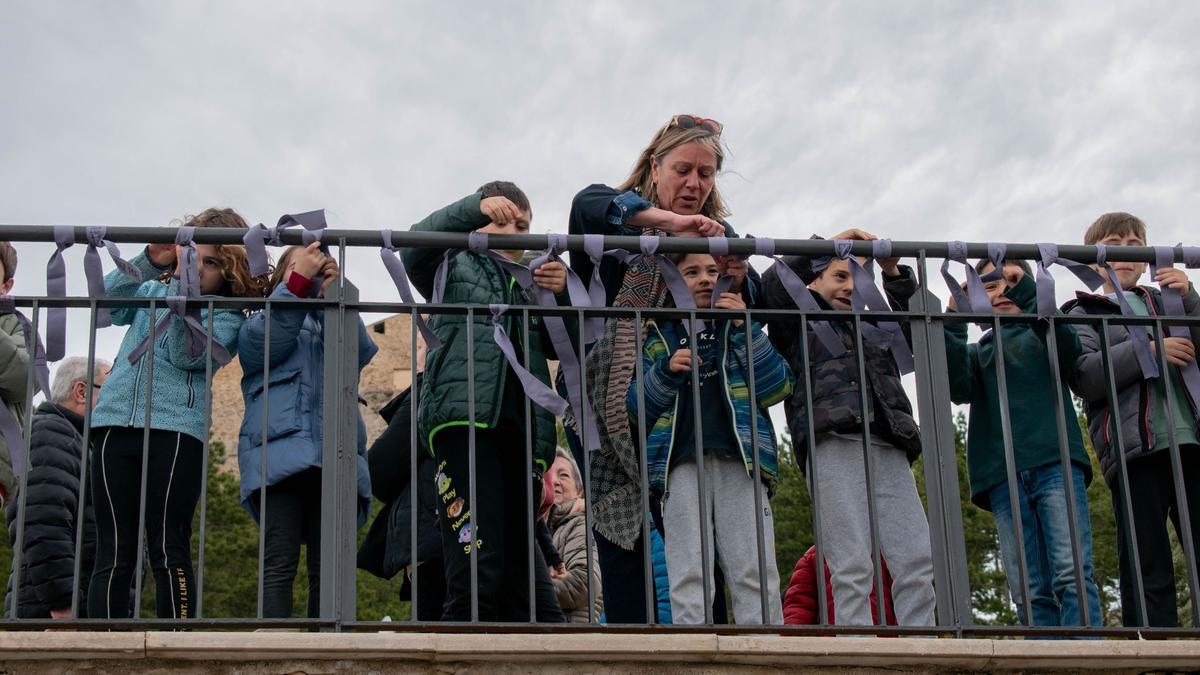 Los alumnos de los centros educativos han dejado las primeras cintas con deseos en el mirador de la Alameda de Morella.