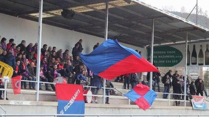 Aficionados de la UD Ourense en la grada de Calabagueiros. // Y. Seara