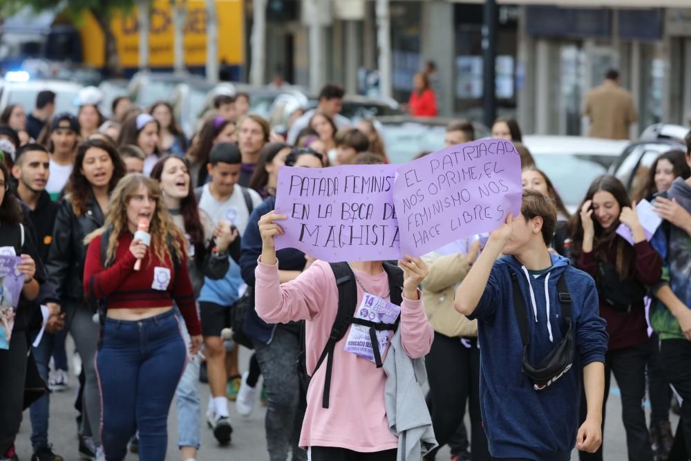 Alrededor de un centenar de alumnos de instituto se manifestaron ayer en las calles de Vila