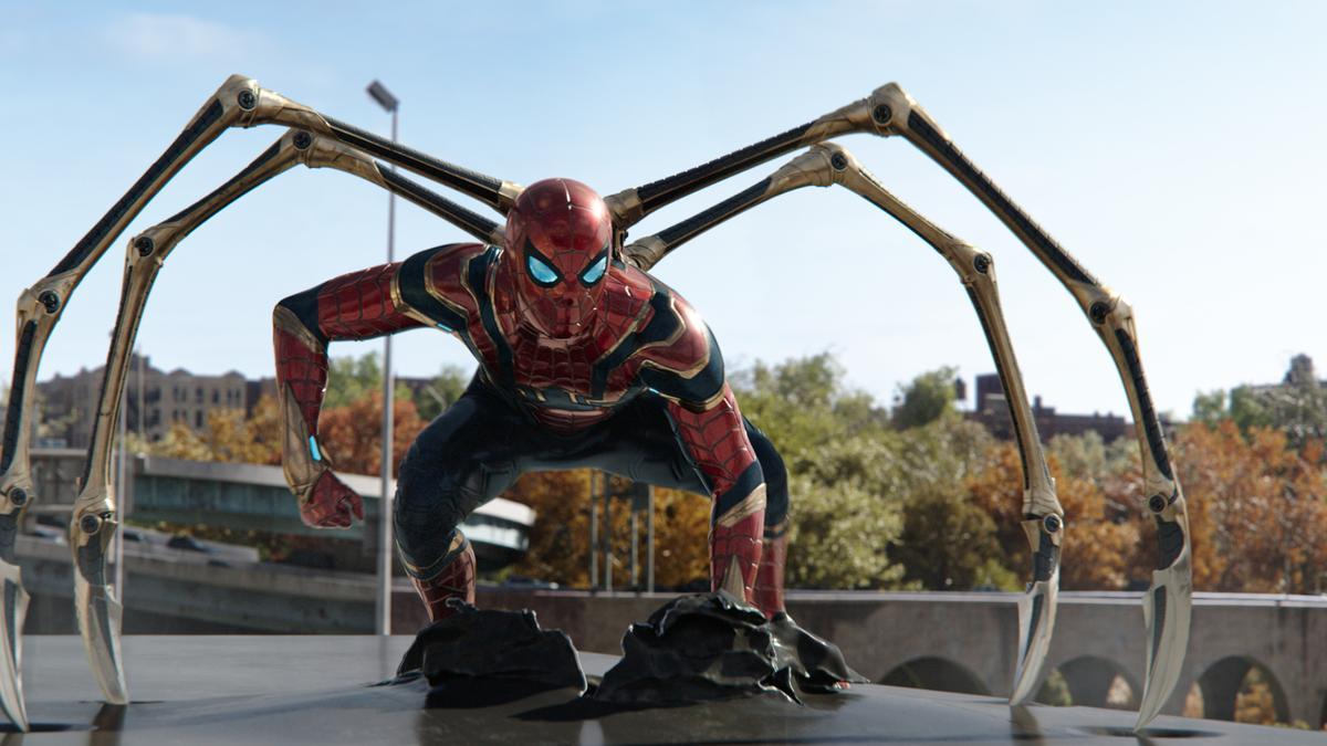 Tom Holland es posa en la pell d'Spider-man a ‘Spider-man: no way home’. 9 de desembre del 2021. (Horitzontal)