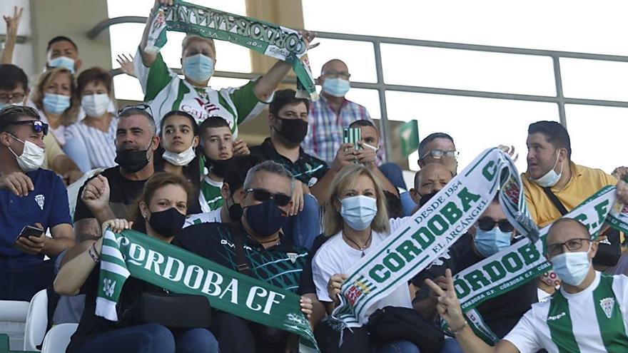 Aficionados del Córdoba CF en la grada de El Arcángel durante el partido ante el San Fernando canario.