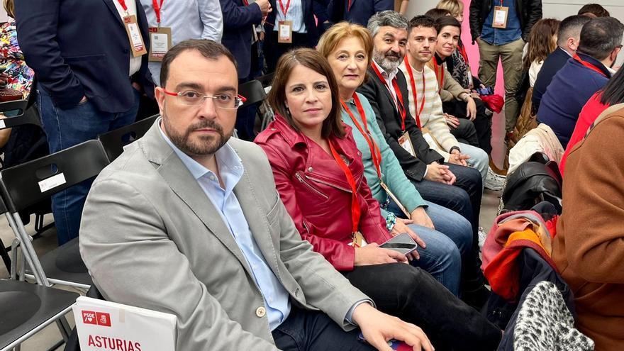 Adrián Barbón, en Ferraz apoyando a Sánchez: &quot;Se ha puesto en duda la legitimidad del Gobierno y es algo que no podemos aceptar&quot;