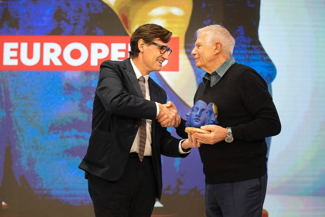 Salvador Illa entregando el premio a los valores europeos a Josep Borrell