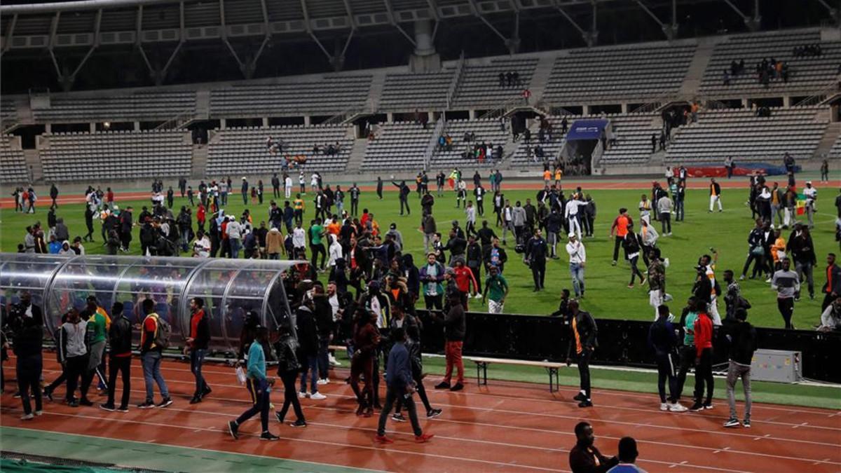 Decenas de hinchas saltaron al césped a lo largo del partido