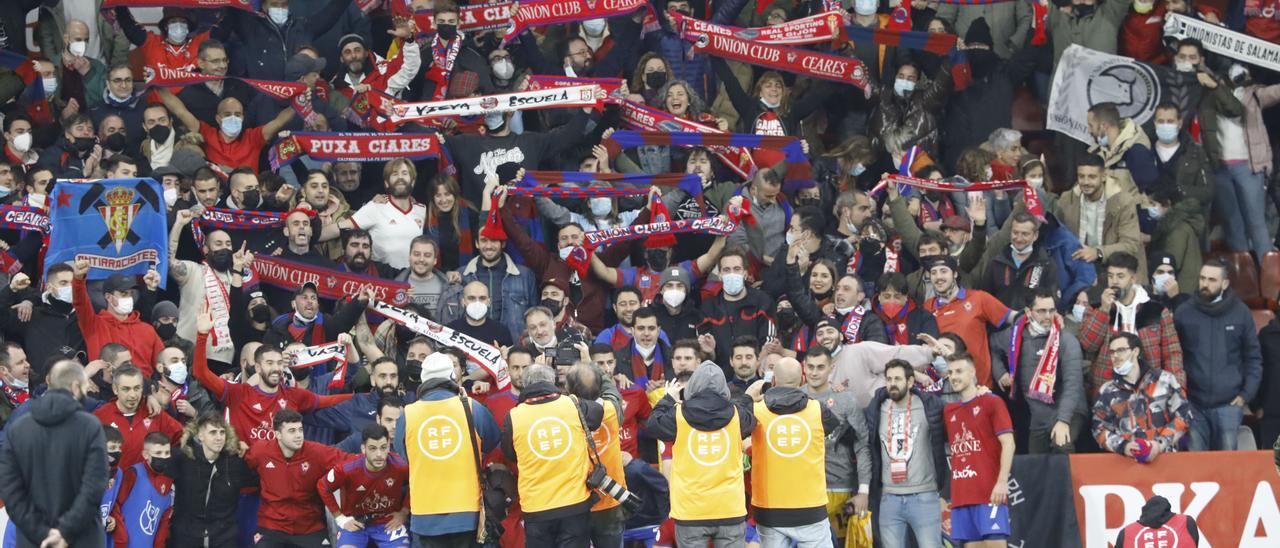 Los jugadores del Ceares fotografiándose con sus aficionados en El Molinón