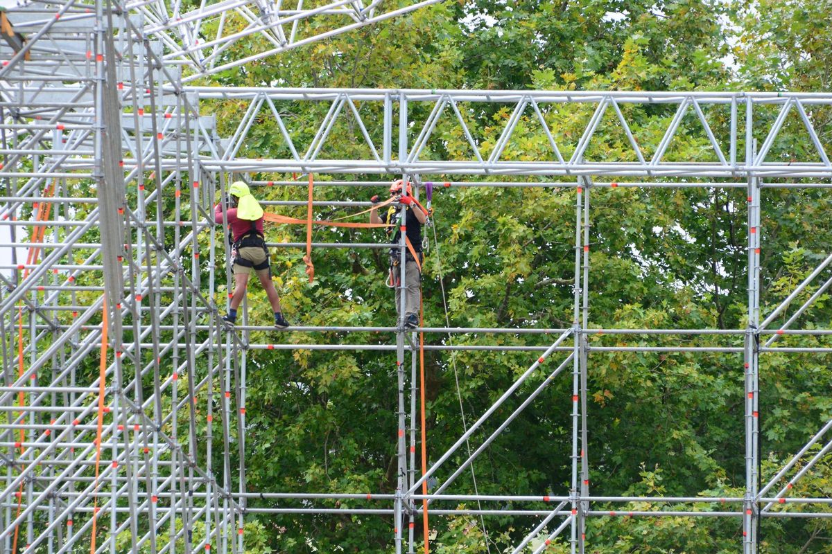 Operarios trabajando en altura en el montaje del escenario FestGalicia, del Festival SonRías Baixas de Bueu.