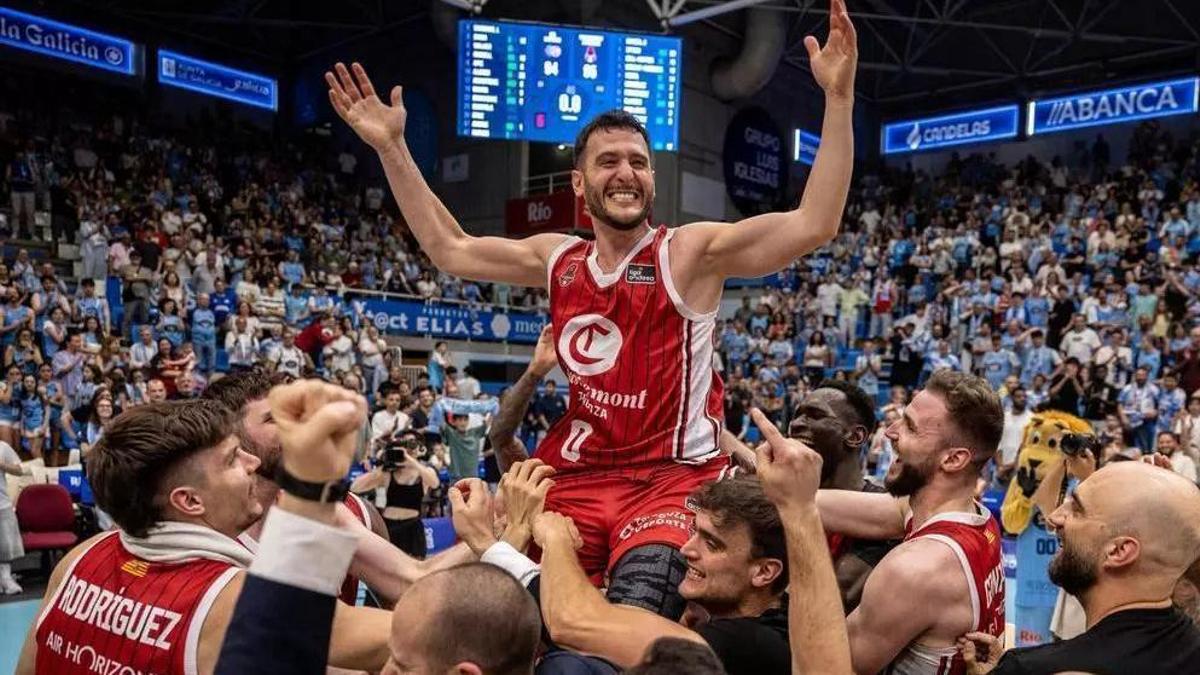 Spissu, a hombros de sus compañeros tras la canasta ganadora en Lugo.