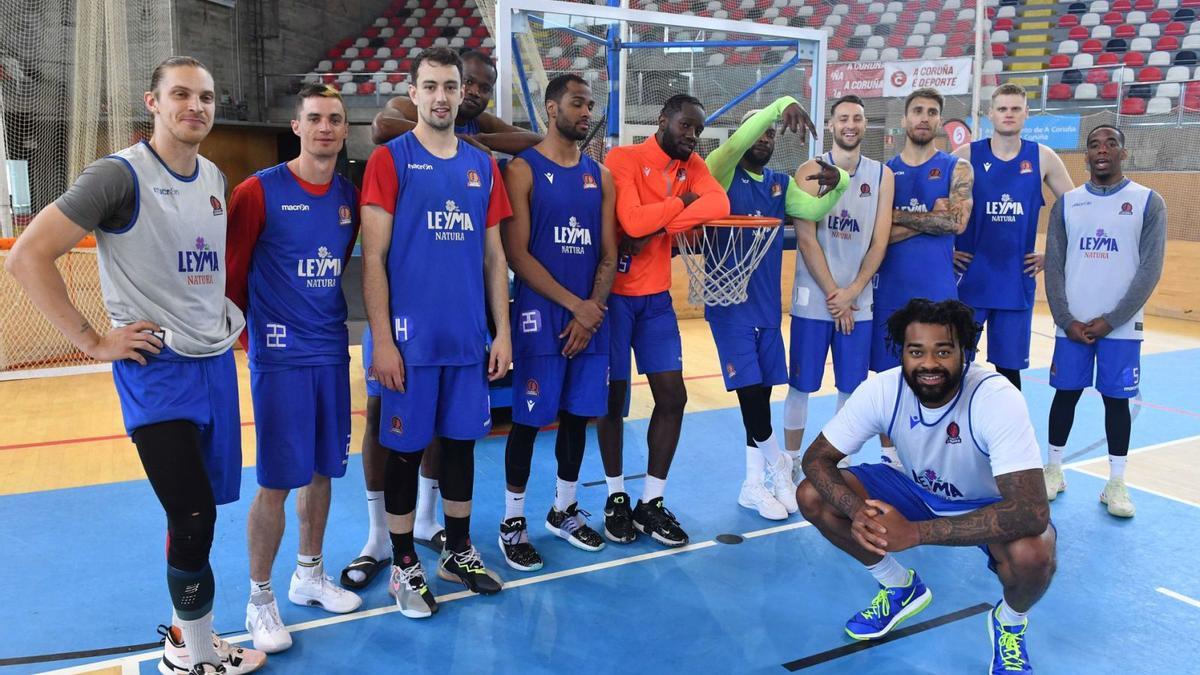 La plantilla del Leyma Coruña posa en el Palacio de Riazor antes de empezar el ‘play off’ de ascenso a la ACB. |  // VÍCTOR ECHAVE