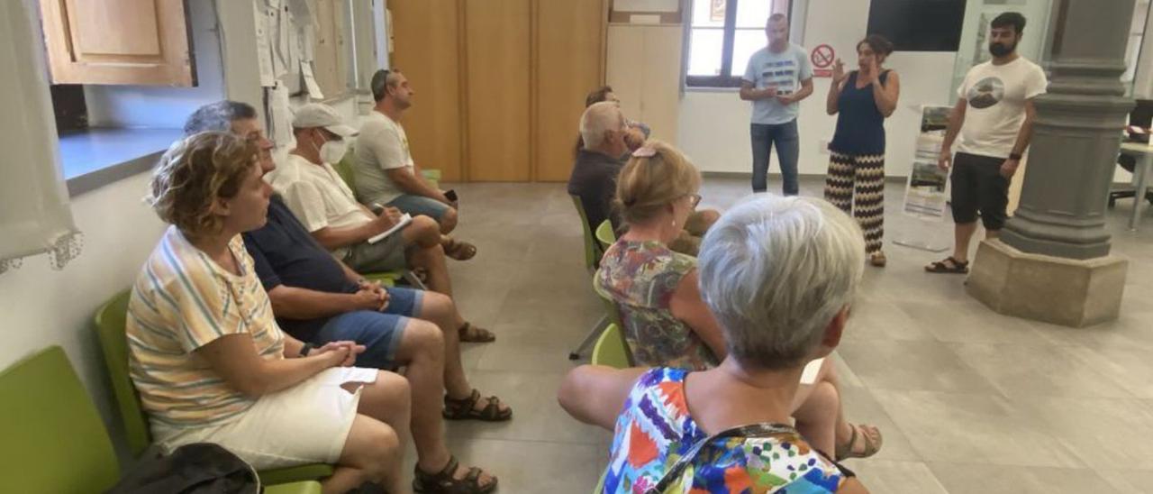 Los representantes vecinales en la reunión de ayer.