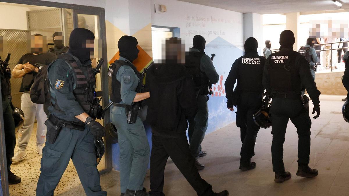 Dos detenidos en Alfafar tras hallar armas de fuego en su casa