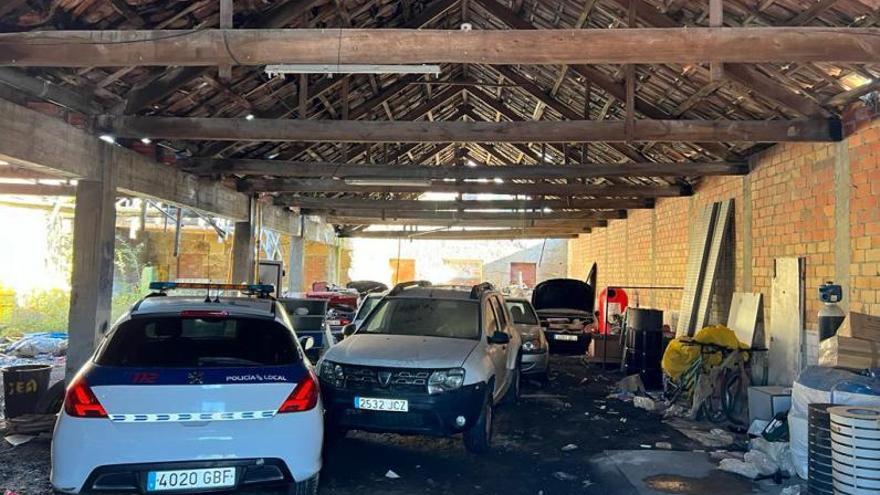 Vehículos en el interior de la “nave de Córdoba”, ayer a mediodía. | // G.N.