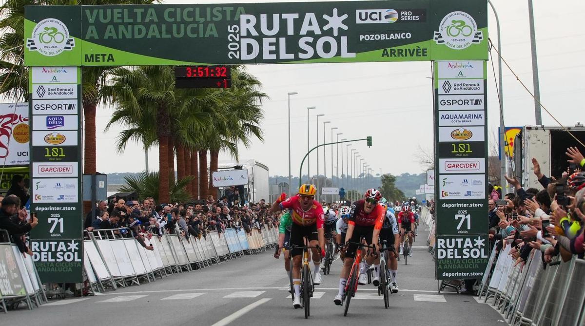 Llegada a la meta de Pozoblanco en la pasada edición de la Vuelta a Andalucía.