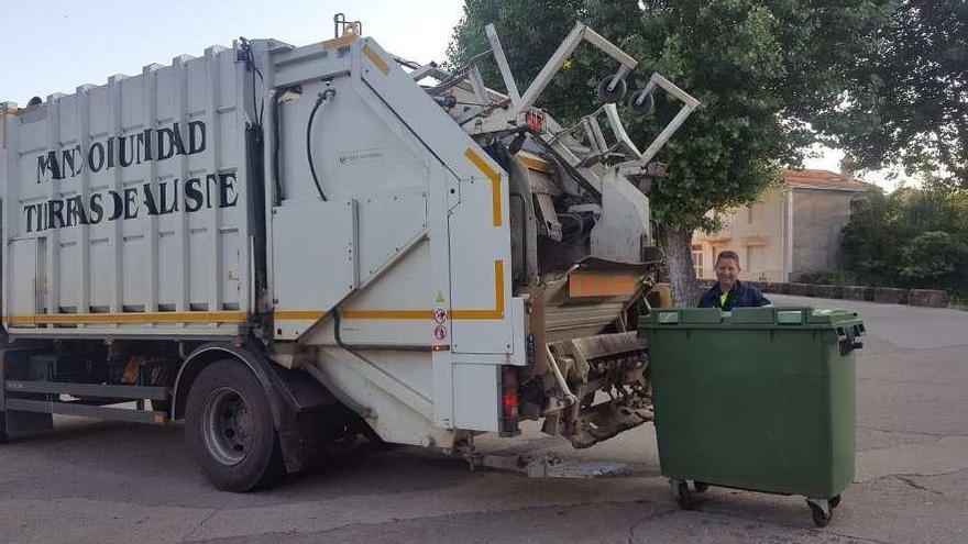 Un trabajador procede a la recogida de basura con uno de los camiones de la Mancomunidad.