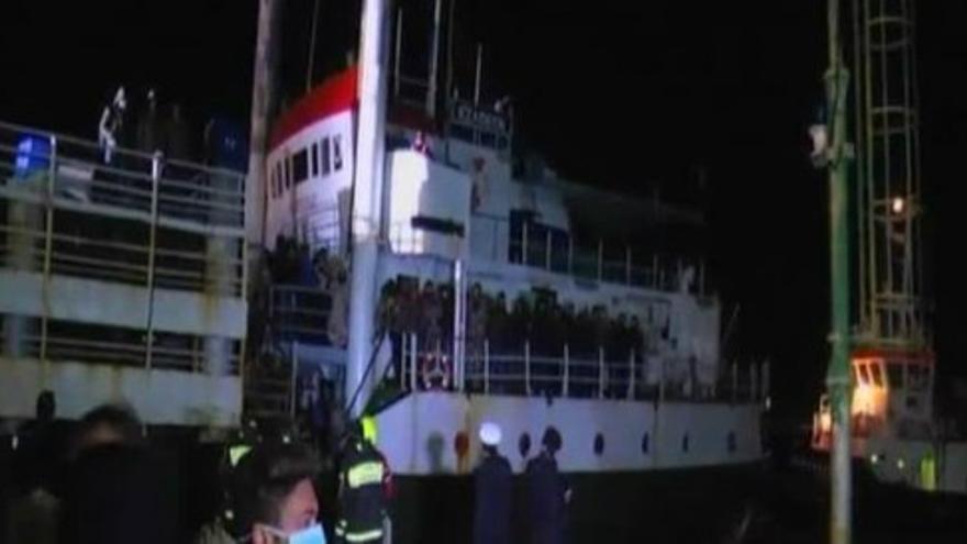 Interceptan en aguas italianas un barco a la deriva con cientos de inmigrantes