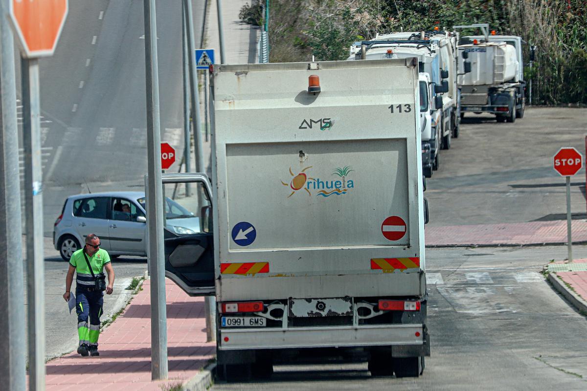 Camiones de basura aparcados en Orihuela Costa.