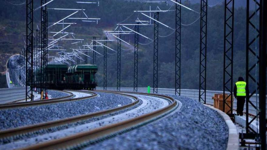 Los vagones que participaron en la prueba de carga sobre el viaducto del Ulla. // Iñaki Abella