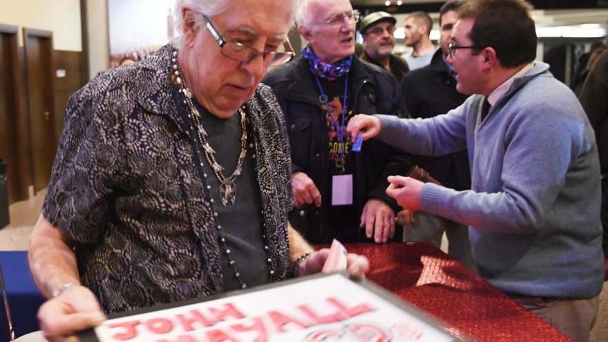 John Mayall vendió, personalmente, discos tras su concierto en A Coruña en 2017.