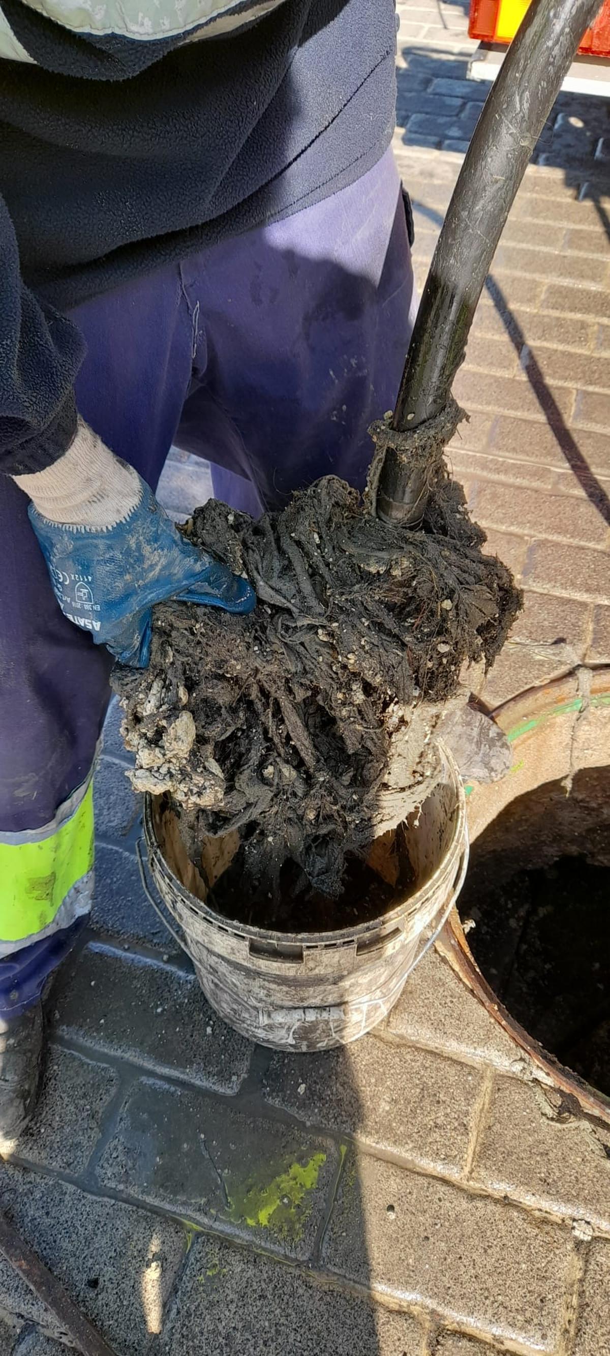 Aqualia retira 18 toneladas de residuos sólidos del alcantarillado del Puerto de Sóller
