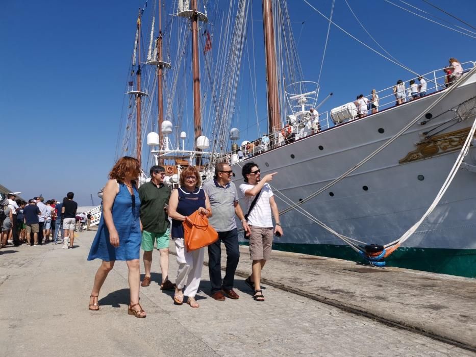 El Elcano atrae a cientos de curiosos. // Santos Álvarez