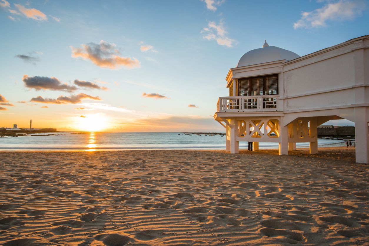 La playa de La Caleta es una de las más conocidas de las que rodean la ciudad de Cádiz