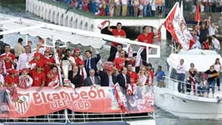 El Sevilla aterriza en suelo español con el trofeo de campeón de la UEFA