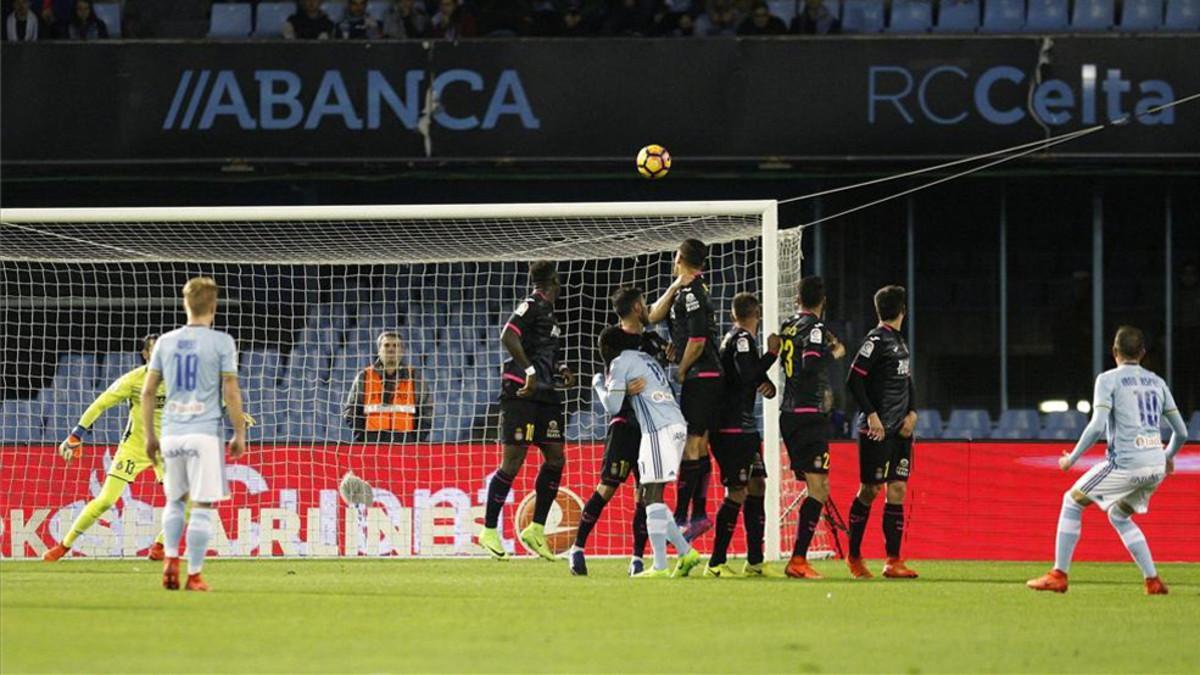 Iago Aapas abrió el marcador con un golazo de falta