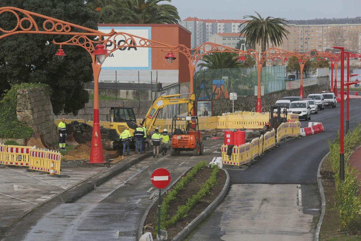 El Concello de A Coruña promete que la reforma del paseo marítimo, fuera de plazo, acabará el primer trimestre de 2024 El Concello de A Coruña promete que la reforma del paseo marítimo, fuera de plazo, acabará el primer trimestre de 2024