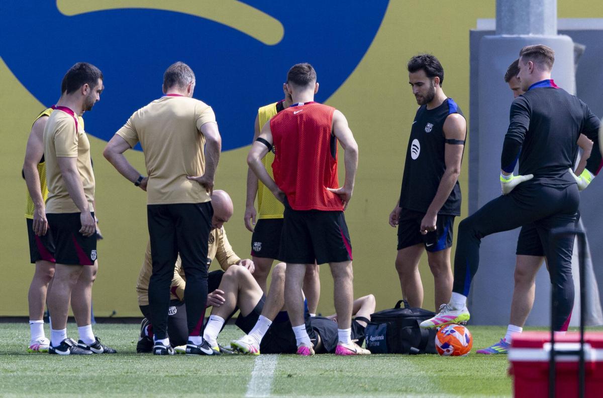 Pau Cubarsí, on the floor, attended by a blow to the right knee after a clash with Robert Lewandowski in the training on Wednesday.