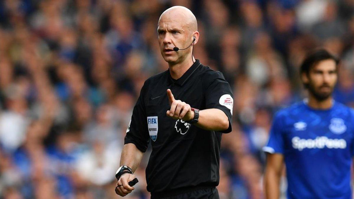 Anthony Taylor arbitrando al Chelsea en la Premier League