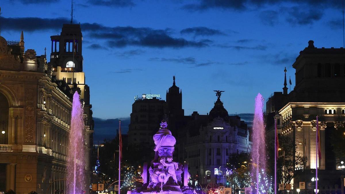 La Cibeles, en Madrid, iluminada de morado en el día de la violencia contra la mujer.