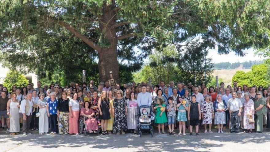 Despedida de Ana Liñares en Culleredo tras 43 años dedicada a la enseñanza | LOC