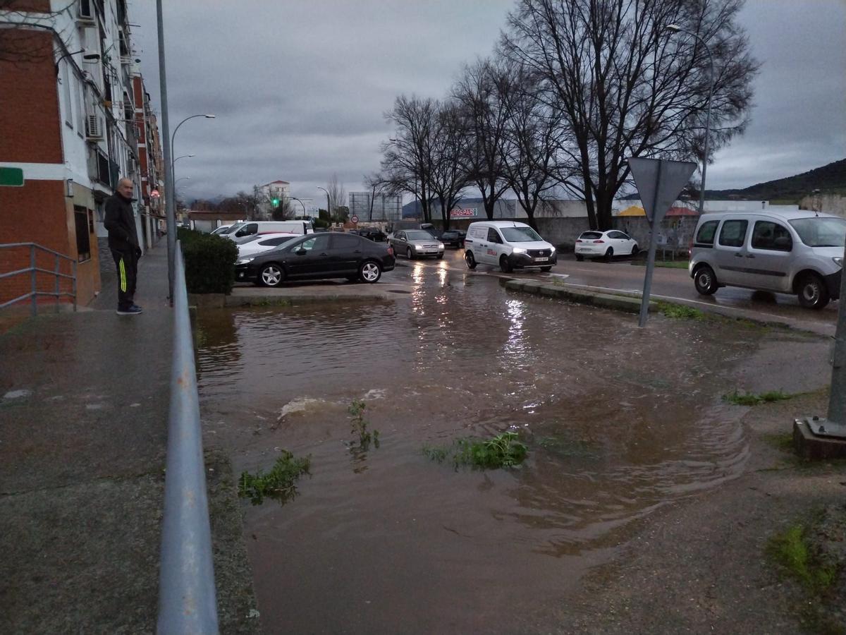 Una calle anegada por el agua en Extremadura