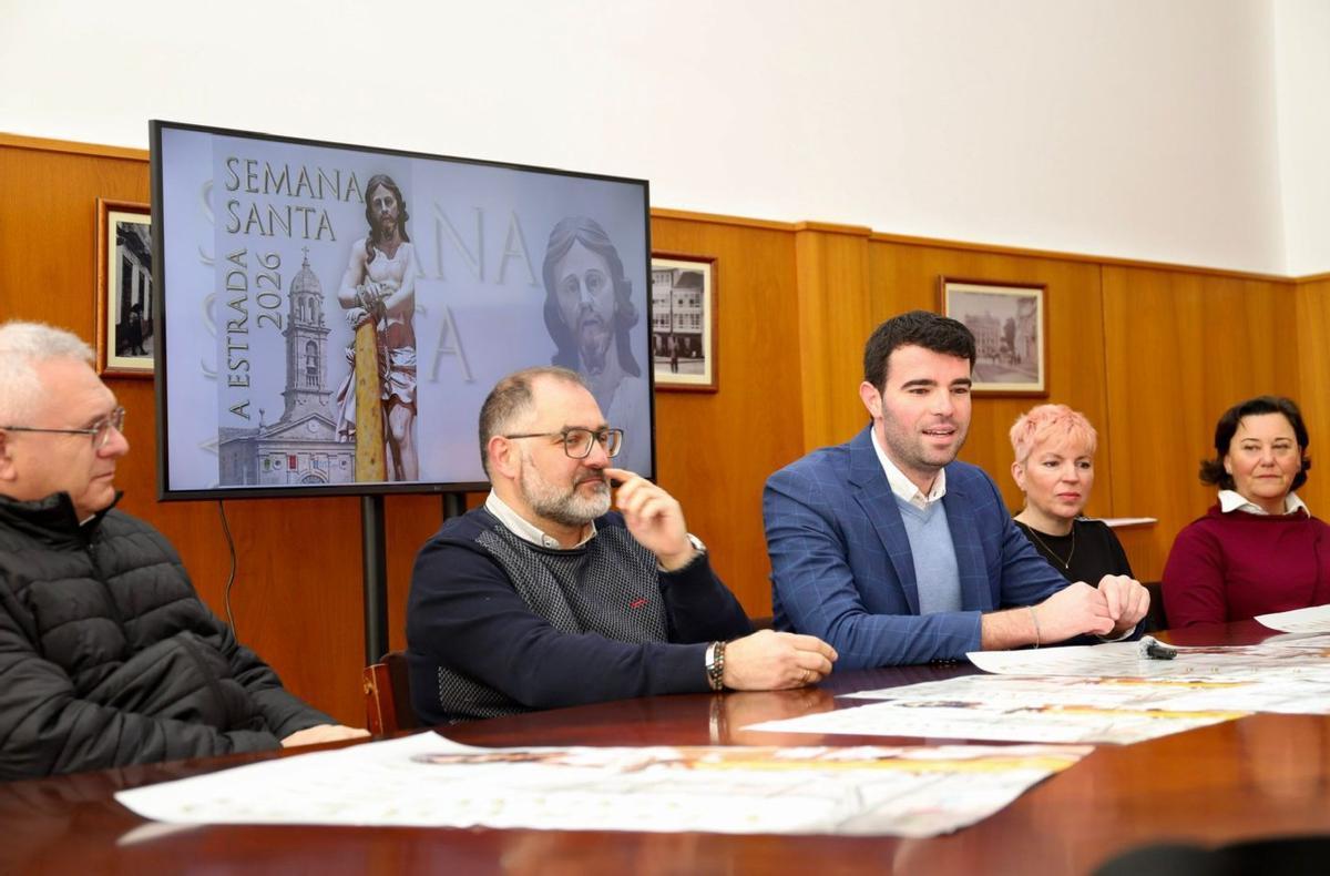 Gonzalo Louzao, José Antonio Ortigueira e integrantes de la Cofradía da Santa Cruz | CEDIDA