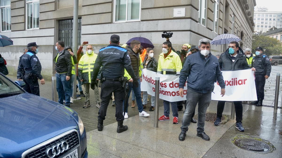 Los trabajadores de Ence increpan a Lores a su salida del Concello