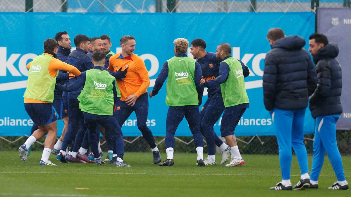 El Barcelona se entrena bajo la lluvia de cara a su partido contra el Osasuna