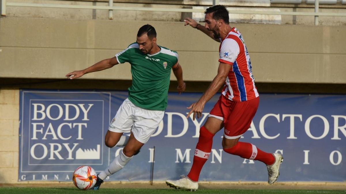 De las Cuevas dribla a un jugador del Algeciras durante el amistoso.