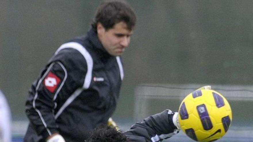 Manu Fernández se dispone a atajar un disparo durante un entrenamiento en Abegondo. / fran martínez